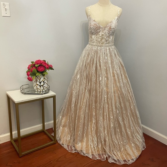 Mac Duggal Floral Appliqué Contrasting Tulle Ballgown New With Tag - Picture 5 of 16